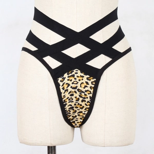 Vue détaillée d'un string léopard avec sangles noires multiples sur un mannequin de couture