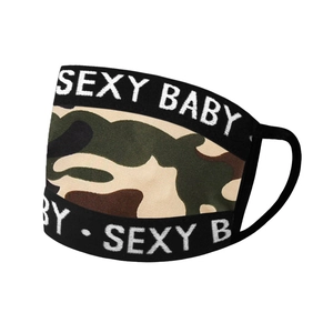 Détail d'un masque facial camouflage avec inscription SEXY BABY blanche sur des bandes noires
