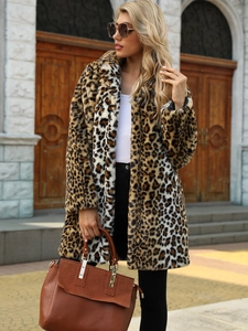 Détail du manteau mi-long en fausse fourrure léopard avec texture épaisse et col