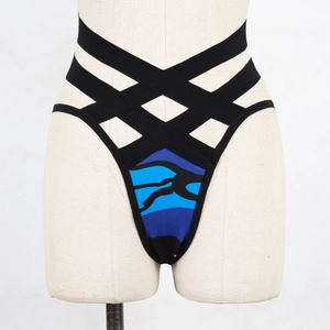 Vue détaillée de lingerie découpée pour femmes avec panneau en tissu à motifs bleus