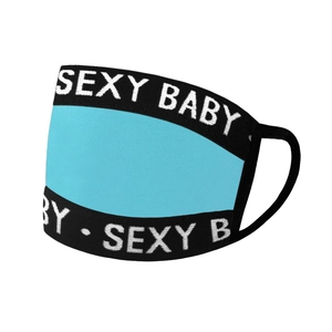 Détail du masque bleu et noir avec motif de lettres 'SEXY BABY' en tricot doux