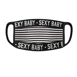 Gros plan d'un masque facial rayé noir et blanc avec impression de lettres SEXY BABY