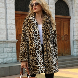 Manteau mi-long en fausse fourrure léopard pour femme avec col à revers et style urbain chic