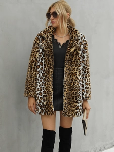Détails du manteau en fausse fourrure léopard avec col à revers et texture peluche