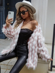 Veste tendance en fausse fourrure à blocs de couleurs rouge et blanc dans un style urbain