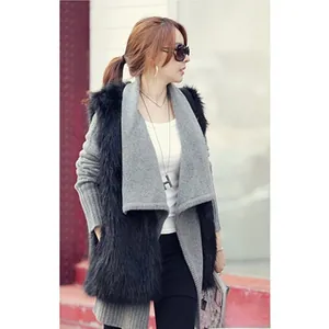 Vue détaillée de la veste sans manches en fausse fourrure sur un cardigan gris long