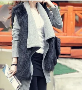 Détails des manches tricotées grises et du gilet en fausse fourrure pour le style d'hiver