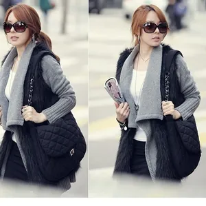 Détail du gilet en fausse fourrure noire avec empiècement tricoté et sac à main matelassé