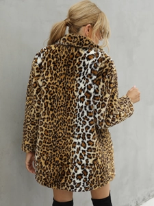 Vue arrière du long manteau en fausse fourrure léopard avec texture pelucheuse et col revers