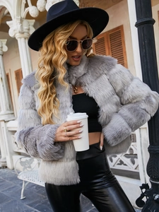 Dettaglio della giacca grigia in finta pelliccia di volpe con accessori moda chic