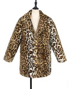 Détail du manteau en fausse fourrure léopard avec grand revers et texture épaisse