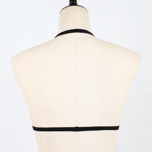 Detail von schwarzen elastischen Halter-BH-Trägern mit Metallschnalle am Rücken
