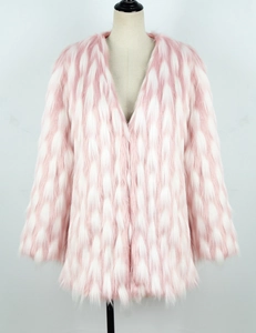 Gros plan sur la texture en fausse fourrure rose et blanche de ce manteau d'hiver