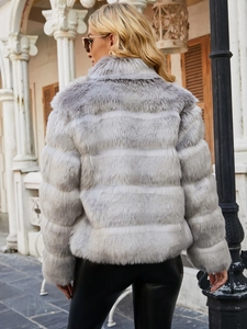 Dettaglio della giacca in ecopelliccia grigio chiaro con strisce orizzontali e texture premium