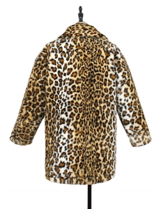 Vue détaillée du dos d'un manteau en fausse fourrure léopard et texture du tissu