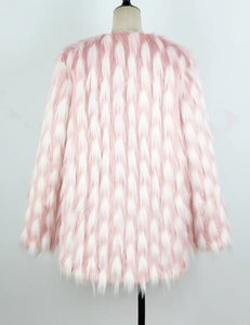 Gros plan sur la texture en fausse fourrure rose et blanche aux fibres denses et douces