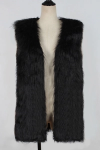 Détail du gilet en fausse fourrure noire montrant la texture douce et la coupe longue