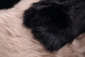 Dettaglio macro della pelliccia sintetica di alta qualità nei colori nero e beige chiaro