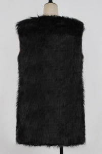 Vue arrière d'un long gilet en fausse fourrure noire avec texture pelucheuse