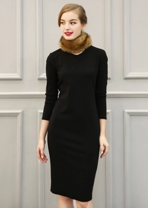 Détail d'une robe midi noire à manches longues avec un col en fausse fourrure marron