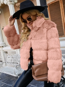 Dettaglio della giacca corta in ecopelliccia rosa con design a pannelli orizzontali