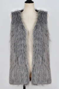 Détail de la texture du gilet en fausse fourrure gris argenté avec fibres synthétiques