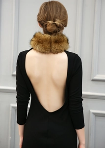 Détail du dos nu en V profond et du luxueux col en fausse fourrure marron sur robe noire