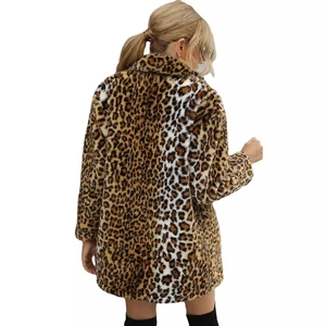 Manteau long léopard en fausse fourrure pour femme avec col à revers et style d'hiver