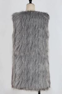 Vue arrière d'un long gilet en fausse fourrure grise pour femme avec une texture douce et moelleuse