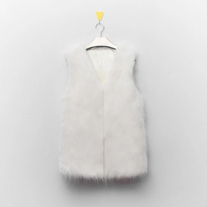 Texture détaillée du gilet en fausse fourrure blanche avec poils longs et col en V