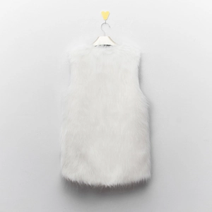 Détail d'un gilet en fausse fourrure blanche avec texture fluffy à poils longs soyeux