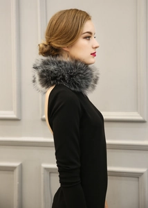 Détail d'un col en fausse fourrure gris foncé moelleux sur une robe noire chic