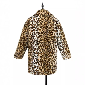 Vue arrière d'un manteau long en fausse fourrure avec imprimé léopard et col à revers