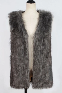 Détail du gilet long en fausse fourrure gris foncé montrant la texture pelucheuse et dense
