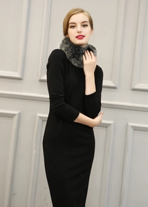 Détail d'une robe noire à manches longues avec un col en fausse fourrure gris dégradé