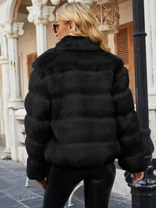 Dettaglio della giacca in pelliccia sintetica nera con strisce e collo alto alla moda