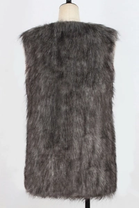 Détail de la fourrure synthétique gris foncé sur un gilet long sans manches pour hiver