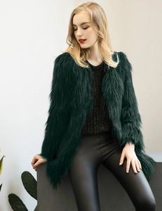 Dettaglio della trama in ecopelliccia a pelo lungo su cappotto invernale verde scuro