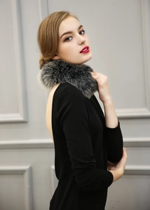 Détail d'un col en fausse fourrure de renard noir et gris sur une robe de soirée dos nu