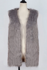 Détail du gilet en fausse fourrure grise montrant la texture douce à poils longs et sans manches