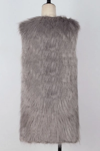 Détail du gilet long en fausse fourrure grise montrant la texture dense et le fini doux