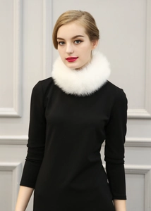 Détail d'un tour de cou en fausse fourrure blanche moelleuse pour femmes
