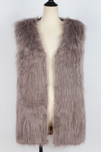Détail de la texture épaisse en fausse fourrure gris fumé sur ce long gilet femme
