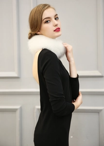 Détail d'un col en fausse fourrure blanche assorti à une robe noire chic avec dos nu