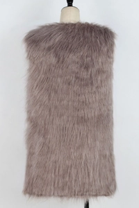 Détail de la texture douce et de la fourrure synthétique moelleuse du gilet long mauve