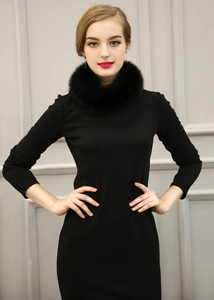 Détail du col en fausse fourrure noire sur une robe moulante à manches longues