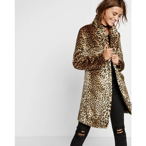 Détail de la texture en fausse fourrure douce sur ce manteau mi-long à motif léopard