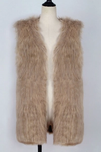 Détail du gilet en fausse fourrure de renard long beige montrant la texture des poils