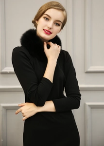 Robe noire moulante à manches longues avec col luxueux en fausse fourrure pour femme