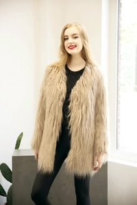 Dettaglio della morbida pelliccia sintetica su un cappotto beige senza collo da donna